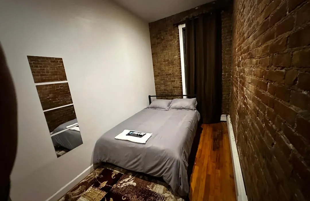 Cozy Townhouse In Manhattan-1